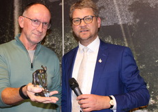 Boudewijn Jansen (Arjazon) kreeg bij zijn afscheid als beursnoteerder een uienbeeldje overhandigd.