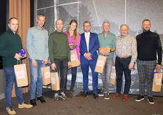 Beursnoteerders worden bedankt. Lennart Moerdijk (MSP), Wim Waterman (Waterman Onions), Werner Verschueren (Wiskerke Onions) , Lynette Verweel (Wiskerke Onions), Gijsbrecht Gunter, Boudewijn Jansen (Arjazon), Jan van de Velde (Agro Duiveland), Wim Mol (Molnopex)