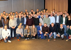 De jaarlijkse groepsfoto is altijd weer passen en meten. De meeste staan er weer redelijk op.