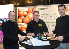 Lennart Moerdijk (MSP) met Ulbe Geertsma en Jarco Terpstra van Konaxx Onions