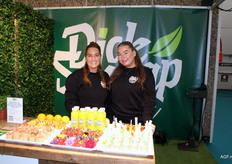 Ruby Mac Donald en Chantal Strootman van Dick Schaap AGF.