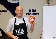 Tjebbe van Meeteren van Bikl Pickels. Nieuw op de beurs: verse Atjar en Spicy Mango.