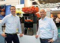 Henk Berends en Jeroen Zeelenberg van Woertman bij het nieuwste model Zummo.