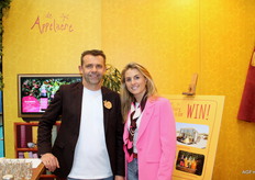 Carlo de Smit en Annemijn Boogaard van De Appelaere. De Appelaere zet zich in voor het Princess Maxima Center. Daarom een winactie op de beurs met verschillende prijzen.