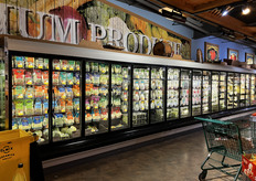 Een koeling met allerlei bewerkte AGF-producten