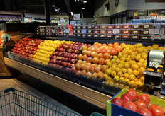 Daartegenover een koelin met appelen en citrus