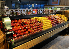 de koeling met appelen en citrus vanuit een andere hoek