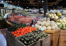 Kleurrijk, avocado's, meloenen en tomaten, op de achtergrond een grote variatie aan verpakte mini-tomaten