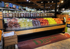 Koeling met druiven en appels, bovenop zuidvruchten en noten