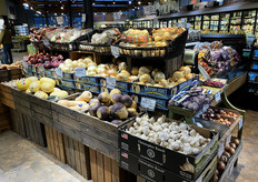 Schap met smaakmakers en grove groenten