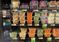 Gesneden bietjes en kurkuma en rauwkostmixen