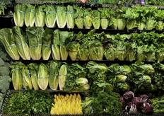 Wand met onverpakte sla