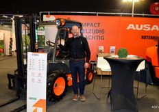 Bas de Weerd van Notenboom Techniek bij een Ausa C150H, een ruw terrein heftruck en erg in trek bij de fruittelers; compact, laag in eigen gewicht en smal