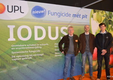 Marcel van Doorne, Pascal Kwint en Dirk van Tienen van UPL. Nieuw in het assortiment is IODUS, nieuwe fungicide voor de fruitteelt van natuurlijke oorsprong.. Dit is een schimmelbestrijdsingsmiddel tegen vruchtrot en schurft.