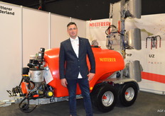 Pim Horden van Mitterer Nederland, bij een V6R spuit