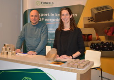 Alles in de stand van Fonkels Verpakkingen was van karton! Op de foto Jasper Seghers en Nina Tuinte