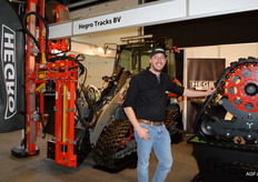 Menno Rademakers van Hegro Tracks bij de nieuwste innovatie: de positive drive tracks, ontwikkeld in samenwerking met BKT