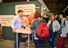 Stefan Hendrikx laat bezoekers de Sweet Sensation proeven en die valt goed in de smaak!