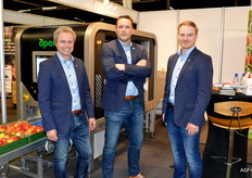 Natuurlijk ook altijd aanwezig op de beurs: Evert Jan Wassink, Romke van Velden en Vincent Corsel van Sorma Benelu met achter zich de nieuwe automatische appel pakblad vuller
