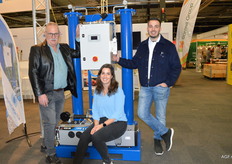 Ad van de Vooren, Rowena van de Vooren en Roan van de Vooren van Blue Atmosphere bij een VPSA stikstofgenerator