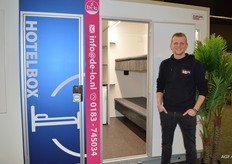 Nieuw in de sector! De hotelbox van De-Lo: Compact, een goedkope oplossing in zowel huur als transport. Op de foto een trotse Gilbert Versluis