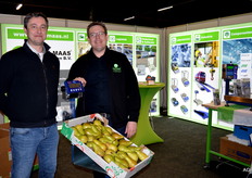 Mike den Tek en Henk Maas van Maas Weegschalen bij een WPT-F fruitschaal