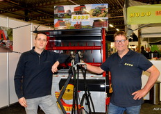 Berry en Kees Mollema bij de MODO compostrooier