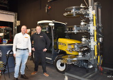 Jan van Dam en Johan Schewbke van Hissink en Damcon bij de Grunner venstersnoeier en de elektrische Rigi Tractor Deze geeft ca. 4-6 uur werkgemak