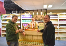 Lau en Tom Goud van Zeeuws Goud uit het Zeeuwse Waarde waren ook weer een rondje aan het doen, hier op bezoek bij Jaap van Pijkeren van Schulp die ze lekker wat liet proeven