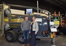 Dominiak met Berend en Monique van den Berg bij de nieuwste 3000 liter spuit.