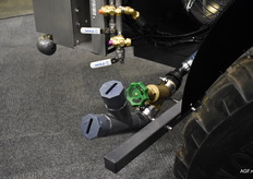 ..en daarbij hebben ze bij Dominiak de vlooiendouche ontwikkeld, de nieuwe opbouw voor het wegspoelen van perenbladvlo. Deze is ook achteraf eenvoudig op te bouwen