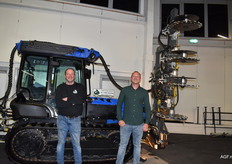 Gertjan en Gertjan jr. van Doorn bij de rupstractor met vensterzaag