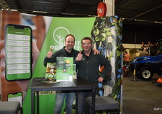 Albert en Philip van Fruit Protect met hun bodem meetapperatuur