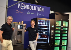 VENDOLUTION Met Hanno de Joode en Mattheas Ververs bij de onbemande softijs machine en en de nieuwe deels gekoelde vending machine