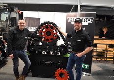 Herbert Grootenboer en Menno Rademakers van Hegro track met hun speciaal voor de beurs gemaakte demo van de driehoekige rupsband