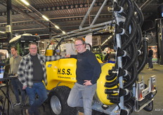 Hendrik en Frank Hol bij de boomgaardspuit