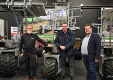 Frutec en Lagerweij van den Berg met Gert-Jan Donker, bezoek van Ferdinand van Genderen en Dirk-Jan Lagerweij. Zij hebben een net nieuwe 3 meter hoge Frutec met verlengd plateau speciaal voor de hagelnetten, maar ook geschikt voor toppensnoeien/plukken met 2 kisten