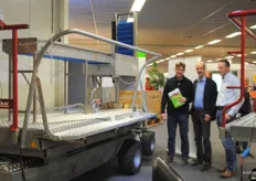 Kees donker en collega Jan Pieter van del Dool praten Martijn Vogelaar van Fruvo bv bij over de Multi-trac met plukoptie.