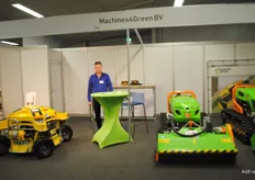 Nieuw op de beurs: Jan Dirk van der Tol van Machines4Green. Deze radiografisch bestuurbare robots zijn ideaal voor de smalle paden in de boomgaard.