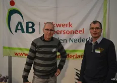 Harold en Dolf van Leeuwen van AB Midden Nederland. Op de stand konden de bezoekers prijzen winnen door te darten.