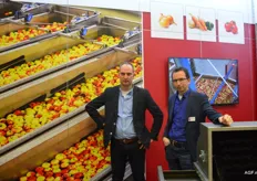 Arie Verhoef en René Koster van Burg Machinefabriek. Zij stonden op de stand met de korte waterbuffer kanalen, voor zowel appels als peren.