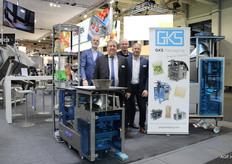 Ivo Geukes, Roland Witvoet, Andreas Rossle, Marlon Hagemans van GKS Packaging poserend bij een vorm,- vul,- en sluitmachine klein formaat passend op 1 M2.
