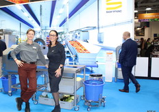 Zoé en Kim van Sormac poserend bij de bandsnijmachine.