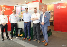 Lan Handling, Marcel, Maes, Marc Slob, Kees van Donselaar, Florus Raemakers, Casten Fouquet poserend bij de Casepacker LR 120 TCF geschikt voor het inpakken van trays, zakken, flowpack en topsealschalen.