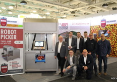 Jan Zandijk, Arjan de Nood, Adriaan den Herder, Arne Dekker, Hans van Eenennaam, Eyal Ohad uit Israel, Jesse van Burg en Joan van Burg poserend bij de nieuwe Burg Robotpicker. De machine legt appels met de juiste kleur naar boven in bv sixpacktrays.