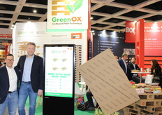 Ronald Da Silva en Job Schmidt van GreenOX, Kartonnen pallets, ideaal voor luchtvracht. Deze pallets wegen maximaal 9 kilo. Een houten pallet 25 kilo.