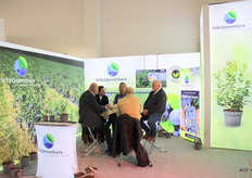 Schrijnwerkers Plants druk in gesprek