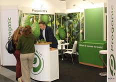 Renzo Veenstra van Proganic in gesprek met bezoekers