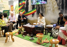 Ethiopische koffieceremonie in de CBI/EPHEA-stand, waar Ethiopische aardbeien, avocado's, blauwe bessen werden gepromoot door zes Ethiopische bedrijven