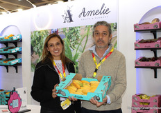 Juliana Romero García en Diego Felipe Gonzalez (Amelie Fruits & Flowers) importeren vanuit Zuid-Amerika naar Aalsmeer. Op de foto een doos Curuba.